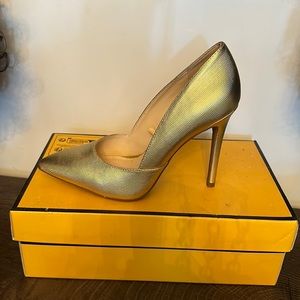 Women gold size 7 Jessica Simpson pumps